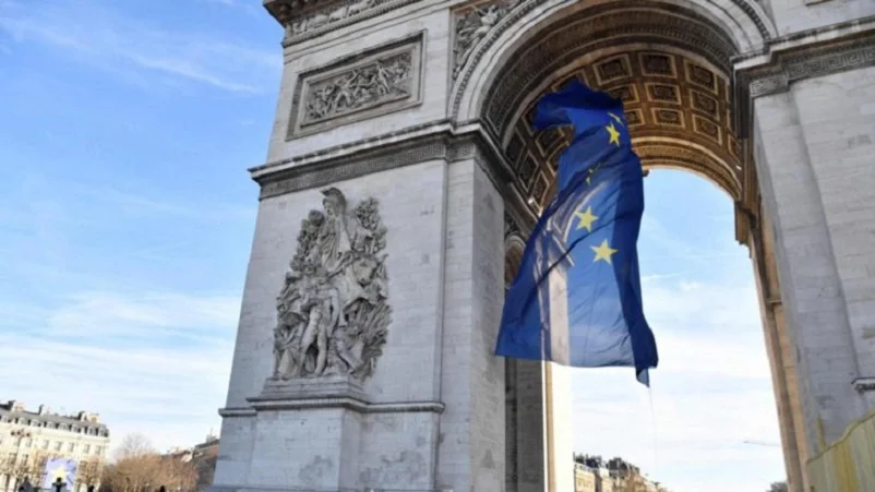 Macron fait remettre le drapeau européen sous l’Arc de Triomphe malgré la polémique