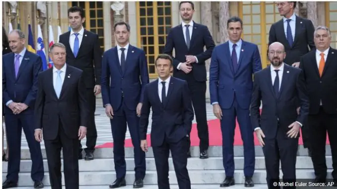 Macron, un pitre candidat à Versailles !